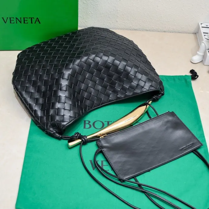 Original leather, batch 2060, the old-money style BV Sardine large size has been shipped🔥 Nowadays, many fashionable, rich and tasteful Jimei people are carrying the same bag invariably. It’s Bottega Veneta Sardine! Because this BV Sardine bag is so beautiful and high-end! The arc-shaped intrecciato woven bag body, paired with metal sardine handles, looks like a work of art, allowing people to ponder and appreciate it. Currently Sardine has launched three sizes for everyone to choose from. This is the largest size🉑️hand-held🉑️armpit🉑️single shoulder🉑️crossbody. It is a very high-quality and relatively niche treasure model. It will be very special when you carry it when you go out. It allows you to have the freedom of carrying a bag. Sisters go crazy. Style number: 7468-1# Size: 39*31*12cm